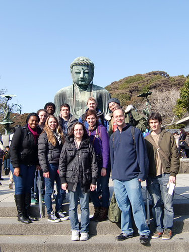 kama3web Students Pose with the Great Buddha statue at Kamakura