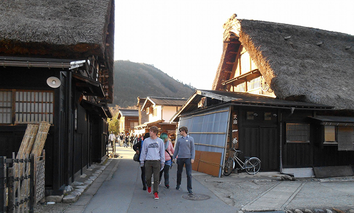 KCP Fall 2014 students by Minka houses in Gifu